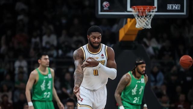 包含转会期CBA常规赛传出新动向，犹他爵士绝杀压哨，管理层表态——气氛紧张，年轻球员得到机会的词条